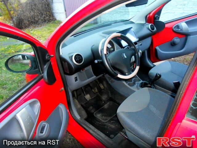 Красный Пежо 107, объемом двигателя 1 л и пробегом 250 тыс. км за 4400 $, фото 7 на Automoto.ua