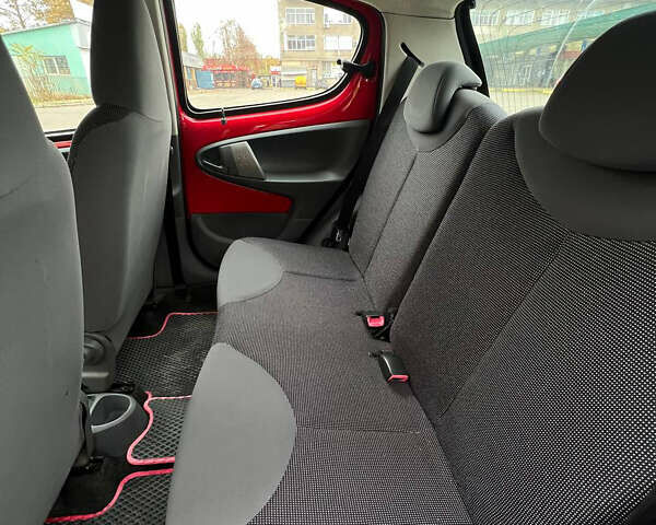 Червоний Пежо 107, об'ємом двигуна 1 л та пробігом 139 тис. км за 4200 $, фото 11 на Automoto.ua