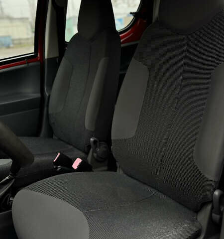 Красный Пежо 107, объемом двигателя 1 л и пробегом 139 тыс. км за 3999 $, фото 11 на Automoto.ua