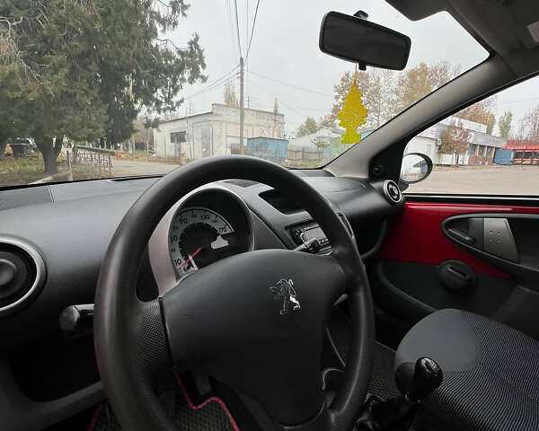 Червоний Пежо 107, об'ємом двигуна 1 л та пробігом 139 тис. км за 4200 $, фото 7 на Automoto.ua
