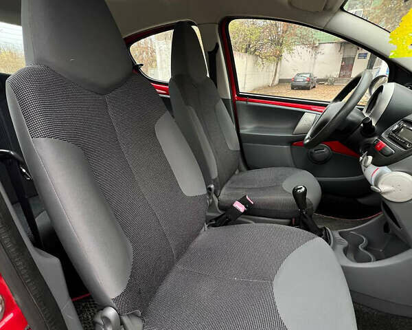 Червоний Пежо 107, об'ємом двигуна 1 л та пробігом 139 тис. км за 4200 $, фото 9 на Automoto.ua