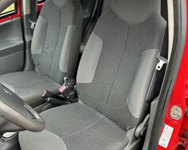 Красный Пежо 107, объемом двигателя 1 л и пробегом 170 тыс. км за 5000 $, фото 19 на Automoto.ua