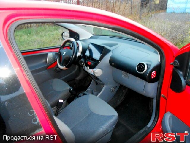 Красный Пежо 107, объемом двигателя 1 л и пробегом 250 тыс. км за 4400 $, фото 8 на Automoto.ua