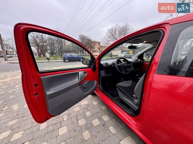 Красный Пежо 107, объемом двигателя 1 л и пробегом 151 тыс. км за 2999 $, фото 26 на Automoto.ua