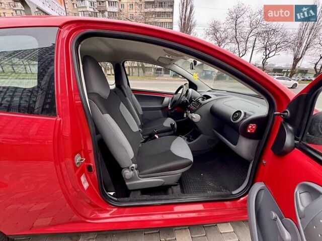Красный Пежо 107, объемом двигателя 1 л и пробегом 151 тыс. км за 2999 $, фото 38 на Automoto.ua