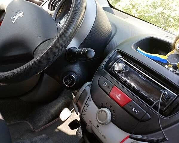 Красный Пежо 107, объемом двигателя 1 л и пробегом 93 тыс. км за 4200 $, фото 8 на Automoto.ua