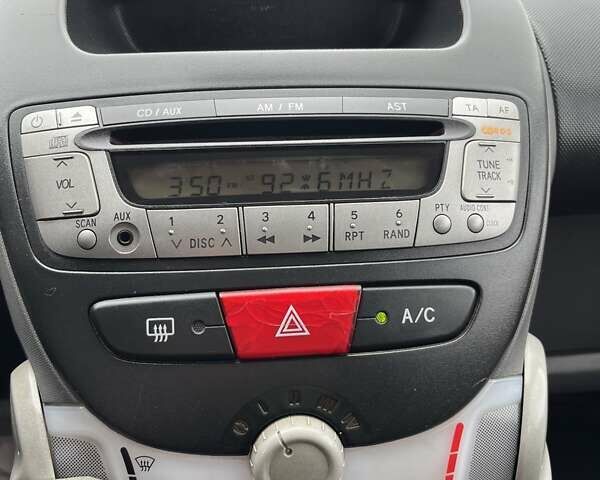 Красный Пежо 107, объемом двигателя 1 л и пробегом 170 тыс. км за 5000 $, фото 14 на Automoto.ua