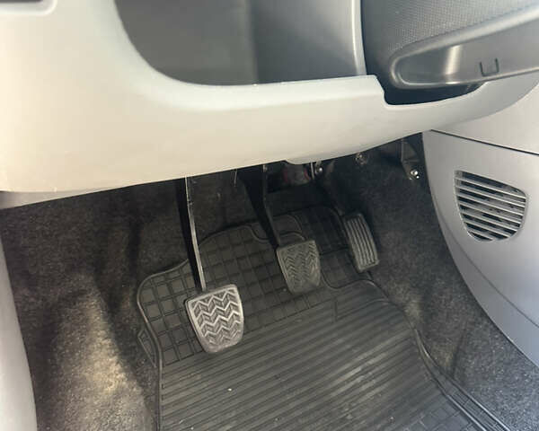 Красный Пежо 107, объемом двигателя 1 л и пробегом 151 тыс. км за 2999 $, фото 22 на Automoto.ua