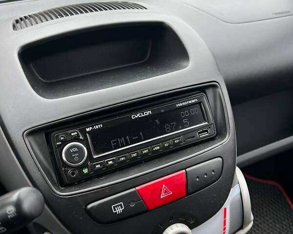 Червоний Пежо 107, об'ємом двигуна 1 л та пробігом 139 тис. км за 4200 $, фото 12 на Automoto.ua