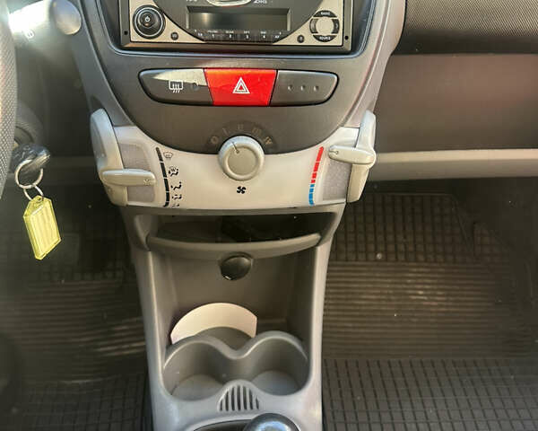 Красный Пежо 107, объемом двигателя 1 л и пробегом 151 тыс. км за 2999 $, фото 16 на Automoto.ua