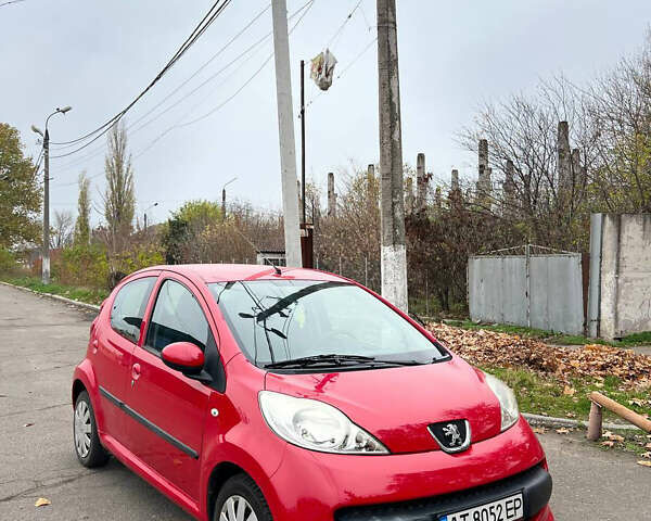 Червоний Пежо 107, об'ємом двигуна 1 л та пробігом 139 тис. км за 4200 $, фото 1 на Automoto.ua