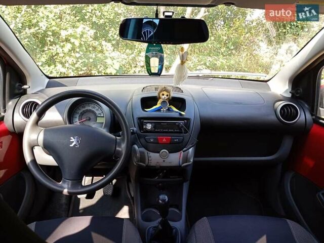 Красный Пежо 107, объемом двигателя 1 л и пробегом 93 тыс. км за 4200 $, фото 6 на Automoto.ua