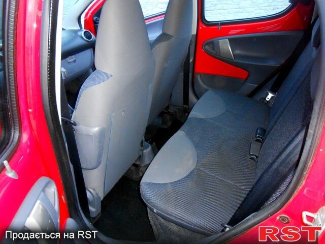 Красный Пежо 107, объемом двигателя 1 л и пробегом 250 тыс. км за 4400 $, фото 9 на Automoto.ua