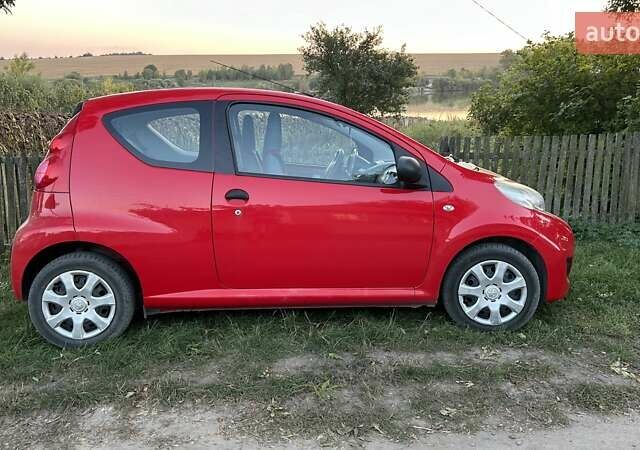 Красный Пежо 107, объемом двигателя 1 л и пробегом 142 тыс. км за 4300 $, фото 1 на Automoto.ua