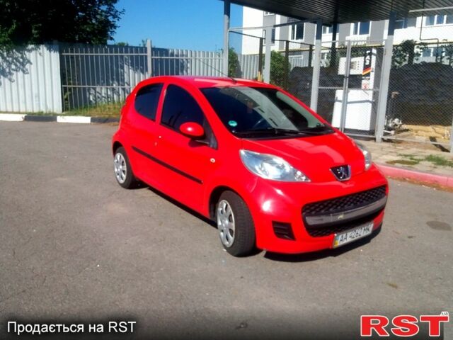 Красный Пежо 107, объемом двигателя 1 л и пробегом 156 тыс. км за 3850 $, фото 1 на Automoto.ua