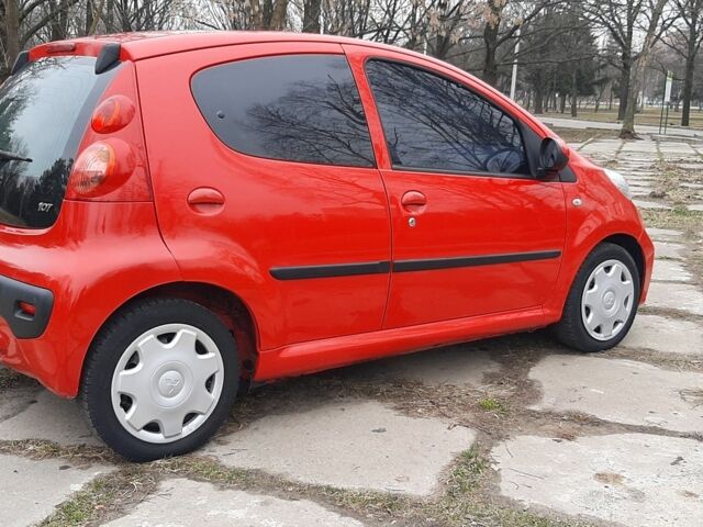 Красный Пежо 107, объемом двигателя 1 л и пробегом 160 тыс. км за 4800 $, фото 3 на Automoto.ua