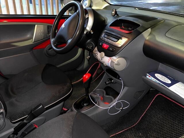 Красный Пежо 107, объемом двигателя 1 л и пробегом 172 тыс. км за 3500 $, фото 6 на Automoto.ua