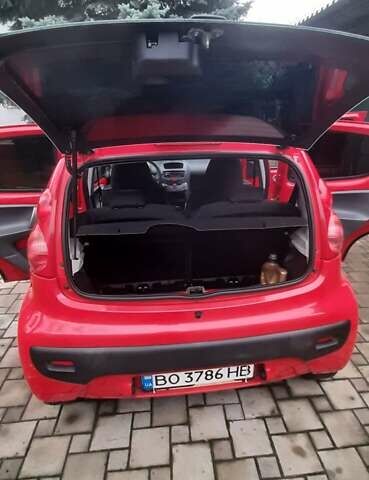 Красный Пежо 107, объемом двигателя 1 л и пробегом 161 тыс. км за 4700 $, фото 6 на Automoto.ua