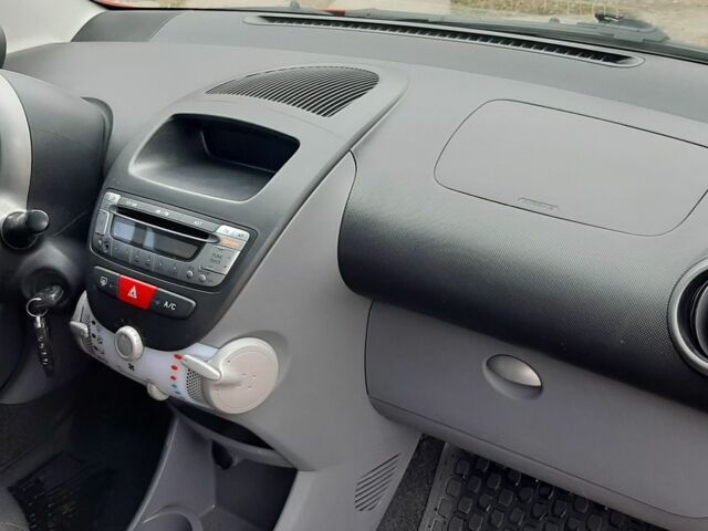 Красный Пежо 107, объемом двигателя 1 л и пробегом 160 тыс. км за 4800 $, фото 5 на Automoto.ua