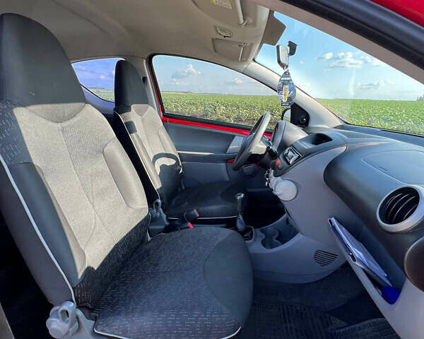Красный Пежо 107, объемом двигателя 1 л и пробегом 224 тыс. км за 5200 $, фото 2 на Automoto.ua