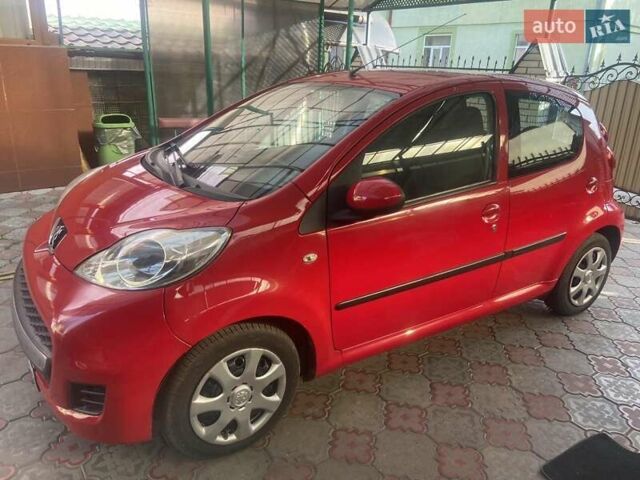 Красный Пежо 107, объемом двигателя 1 л и пробегом 134 тыс. км за 5600 $, фото 4 на Automoto.ua