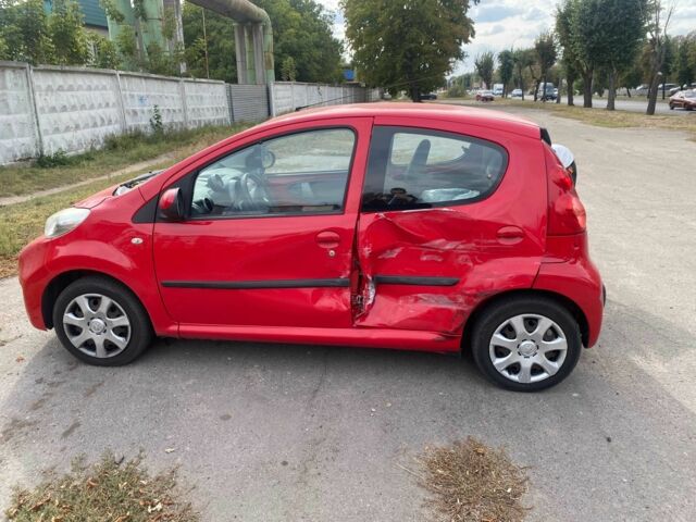 Красный Пежо 107, объемом двигателя 1 л и пробегом 172 тыс. км за 3500 $, фото 4 на Automoto.ua