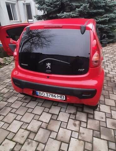 Красный Пежо 107, объемом двигателя 1 л и пробегом 161 тыс. км за 4700 $, фото 1 на Automoto.ua
