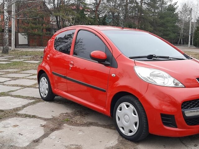 Красный Пежо 107, объемом двигателя 1 л и пробегом 160 тыс. км за 4800 $, фото 2 на Automoto.ua