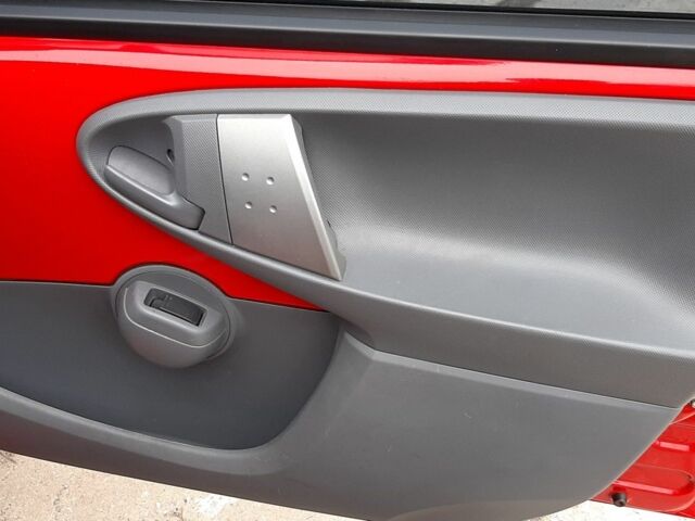 Красный Пежо 107, объемом двигателя 1 л и пробегом 160 тыс. км за 4800 $, фото 4 на Automoto.ua