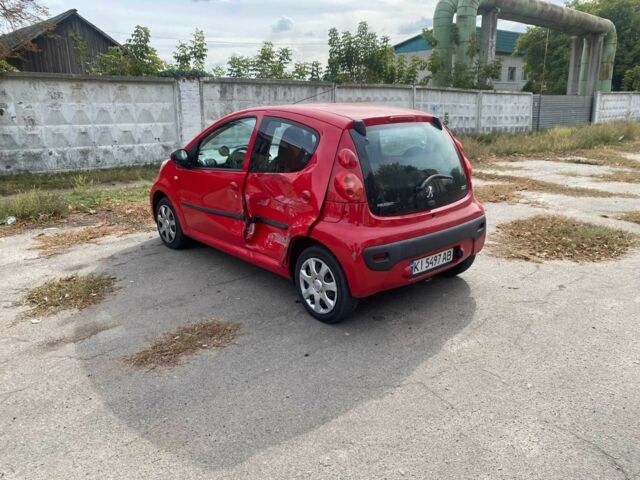 Красный Пежо 107, объемом двигателя 1 л и пробегом 172 тыс. км за 3500 $, фото 1 на Automoto.ua