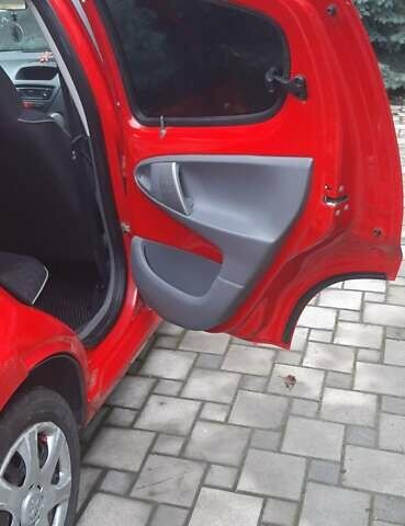 Красный Пежо 107, объемом двигателя 1 л и пробегом 161 тыс. км за 4700 $, фото 9 на Automoto.ua