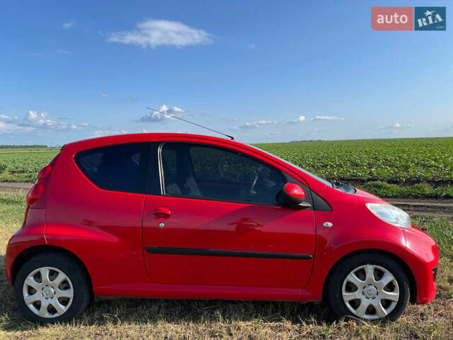 Красный Пежо 107, объемом двигателя 1 л и пробегом 224 тыс. км за 5200 $, фото 1 на Automoto.ua