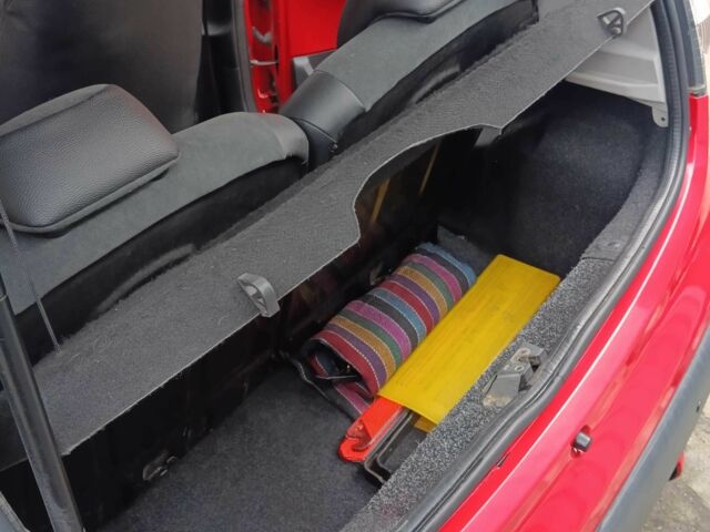 Красный Пежо 107, объемом двигателя 1 л и пробегом 107 тыс. км за 5800 $, фото 5 на Automoto.ua