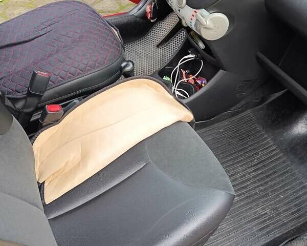 Красный Пежо 107, объемом двигателя 1 л и пробегом 107 тыс. км за 5800 $, фото 9 на Automoto.ua