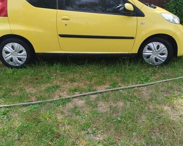 Желтый Пежо 107, объемом двигателя 1 л и пробегом 216 тыс. км за 3300 $, фото 3 на Automoto.ua