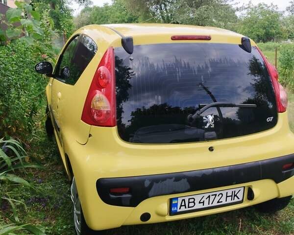 Желтый Пежо 107, объемом двигателя 1 л и пробегом 216 тыс. км за 3300 $, фото 1 на Automoto.ua