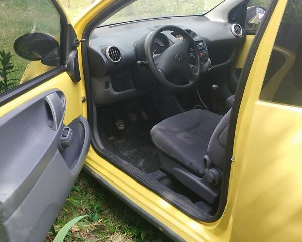 Желтый Пежо 107, объемом двигателя 1 л и пробегом 216 тыс. км за 3300 $, фото 5 на Automoto.ua