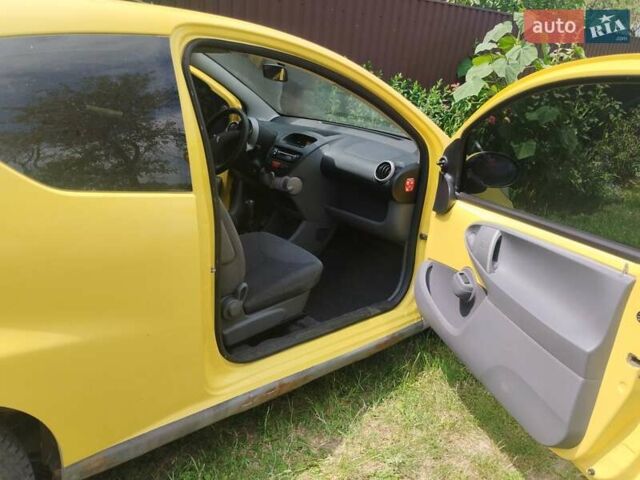 Желтый Пежо 107, объемом двигателя 1 л и пробегом 216 тыс. км за 3300 $, фото 6 на Automoto.ua