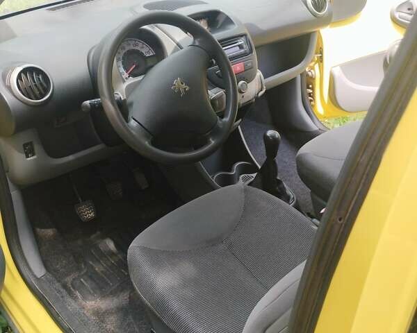 Желтый Пежо 107, объемом двигателя 1 л и пробегом 216 тыс. км за 3300 $, фото 8 на Automoto.ua