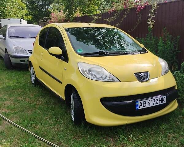 Желтый Пежо 107, объемом двигателя 1 л и пробегом 216 тыс. км за 3300 $, фото 4 на Automoto.ua