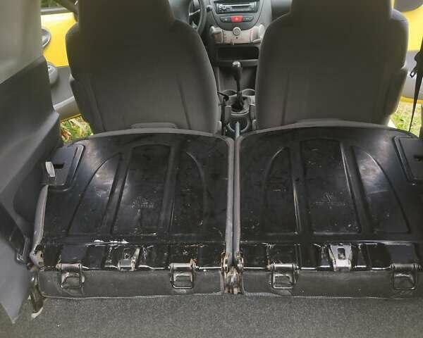 Желтый Пежо 107, объемом двигателя 1 л и пробегом 216 тыс. км за 3300 $, фото 9 на Automoto.ua