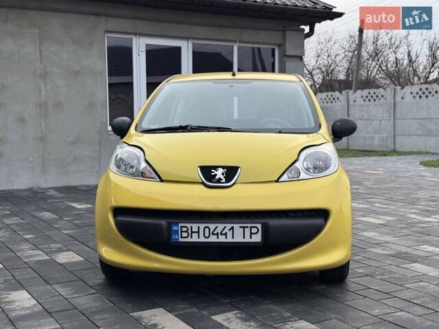 Желтый Пежо 107, объемом двигателя 1 л и пробегом 178 тыс. км за 3500 $, фото 1 на Automoto.ua