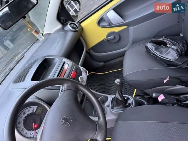 Желтый Пежо 107, объемом двигателя 1 л и пробегом 178 тыс. км за 3500 $, фото 21 на Automoto.ua
