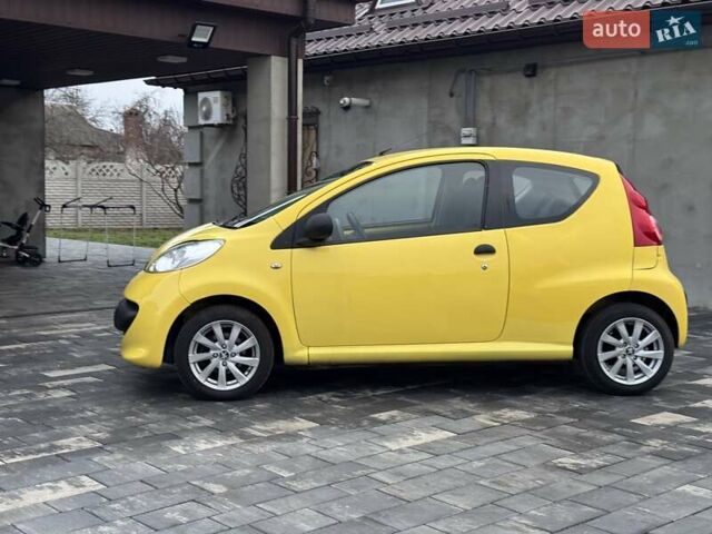 Желтый Пежо 107, объемом двигателя 1 л и пробегом 178 тыс. км за 3500 $, фото 6 на Automoto.ua