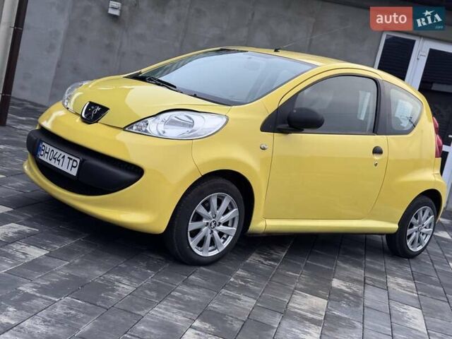 Желтый Пежо 107, объемом двигателя 1 л и пробегом 178 тыс. км за 3500 $, фото 3 на Automoto.ua