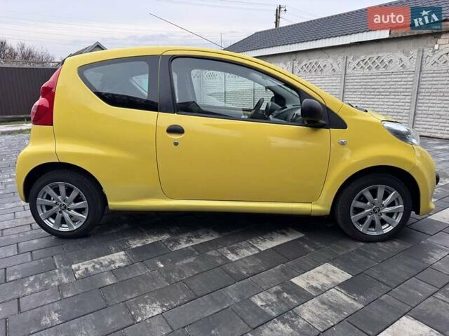 Желтый Пежо 107, объемом двигателя 1 л и пробегом 178 тыс. км за 3500 $, фото 14 на Automoto.ua