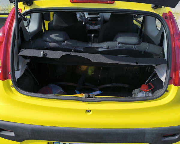 Желтый Пежо 107, объемом двигателя 1 л и пробегом 140 тыс. км за 3100 $, фото 6 на Automoto.ua