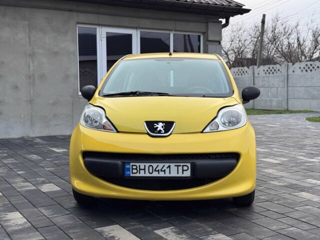 Желтый Пежо 107, объемом двигателя 1 л и пробегом 160 тыс. км за 3500 $, фото 1 на Automoto.ua
