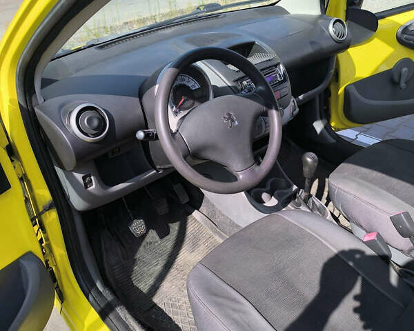 Желтый Пежо 107, объемом двигателя 1 л и пробегом 140 тыс. км за 3100 $, фото 5 на Automoto.ua