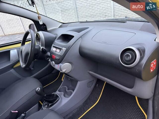 Желтый Пежо 107, объемом двигателя 1 л и пробегом 178 тыс. км за 3500 $, фото 24 на Automoto.ua